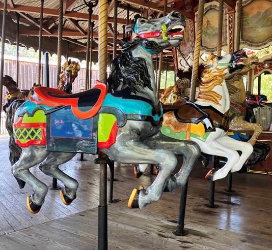 A carousel with horses on it

AI-generated content may be incorrect.