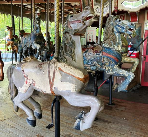 A carousel with horses on it

AI-generated content may be incorrect.