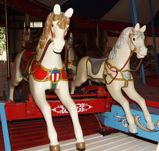 A statue of a horse

Description automatically generated