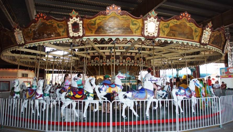 A group of people in a carousel
Description generated with high confidence