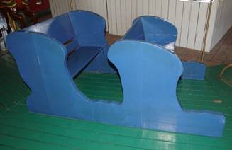 A green chair
Description generated with high confidence