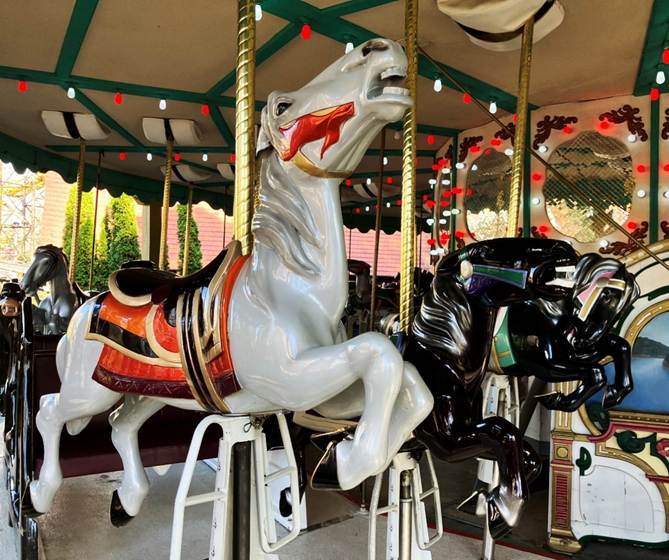 A carousel with horses on it

AI-generated content may be incorrect.