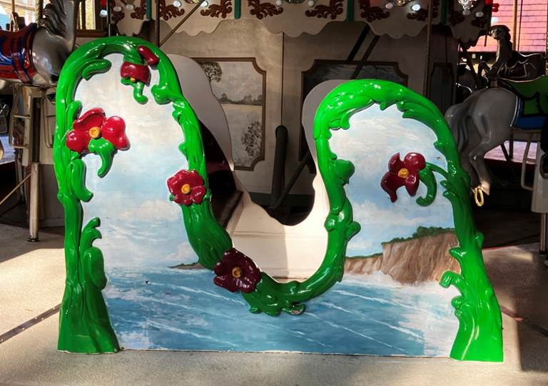 A green and red painted object

AI-generated content may be incorrect.