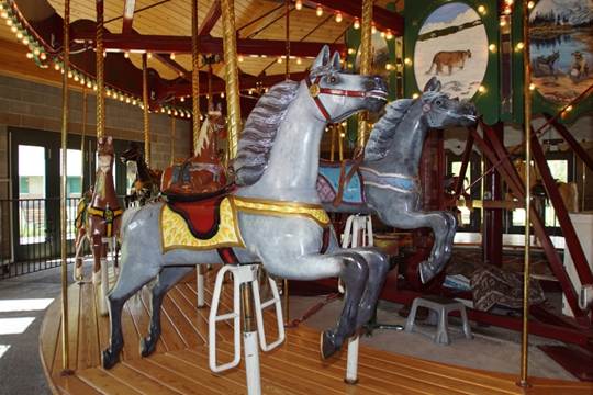 A statue of a carousel

Description automatically generated